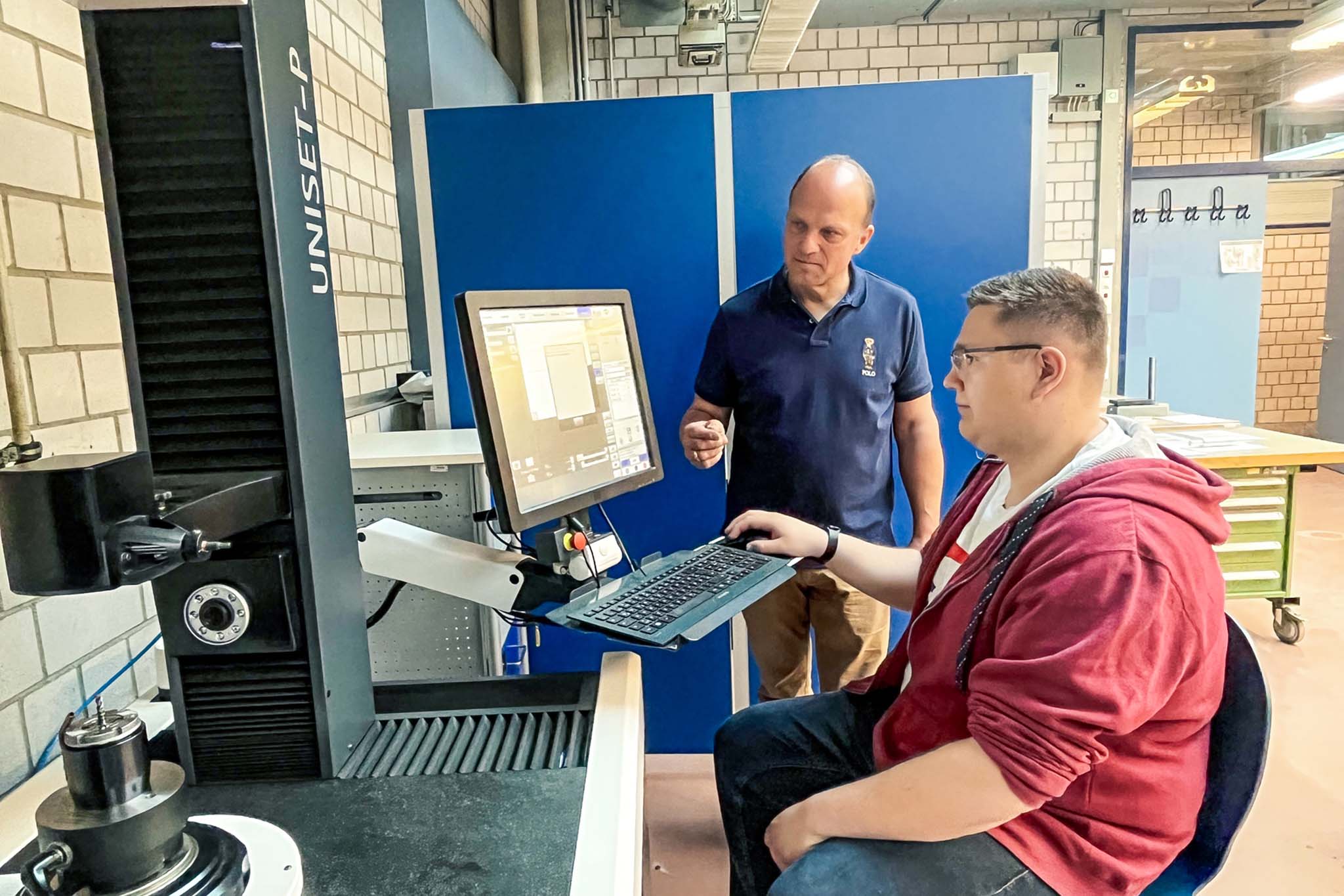 Unterricht direkt am Einstellgerät: Harald Wöhrle (links) bespricht mit dem angehenden Techniker Manuel Boaretti, wie Werkzeuge vermessen werden.
